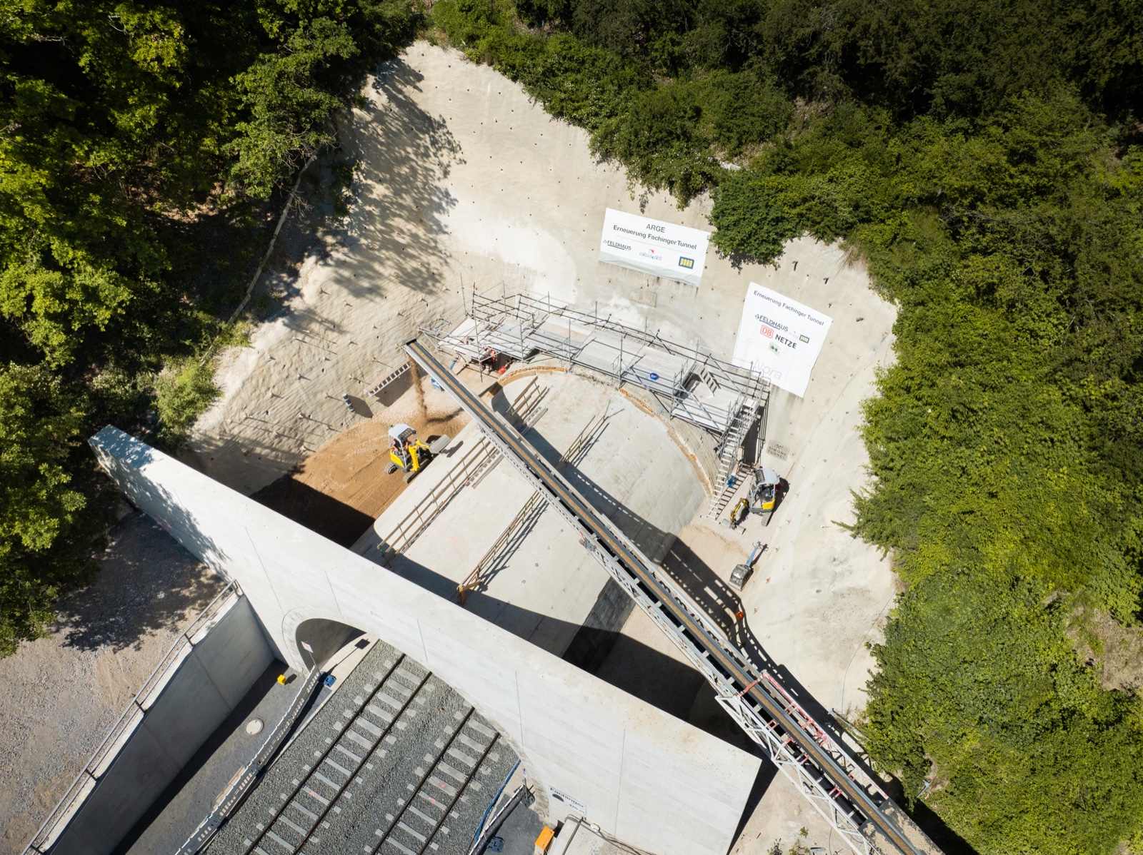 Tunnelportal und Telebelt beim Fachingertunnel Birlenbach.