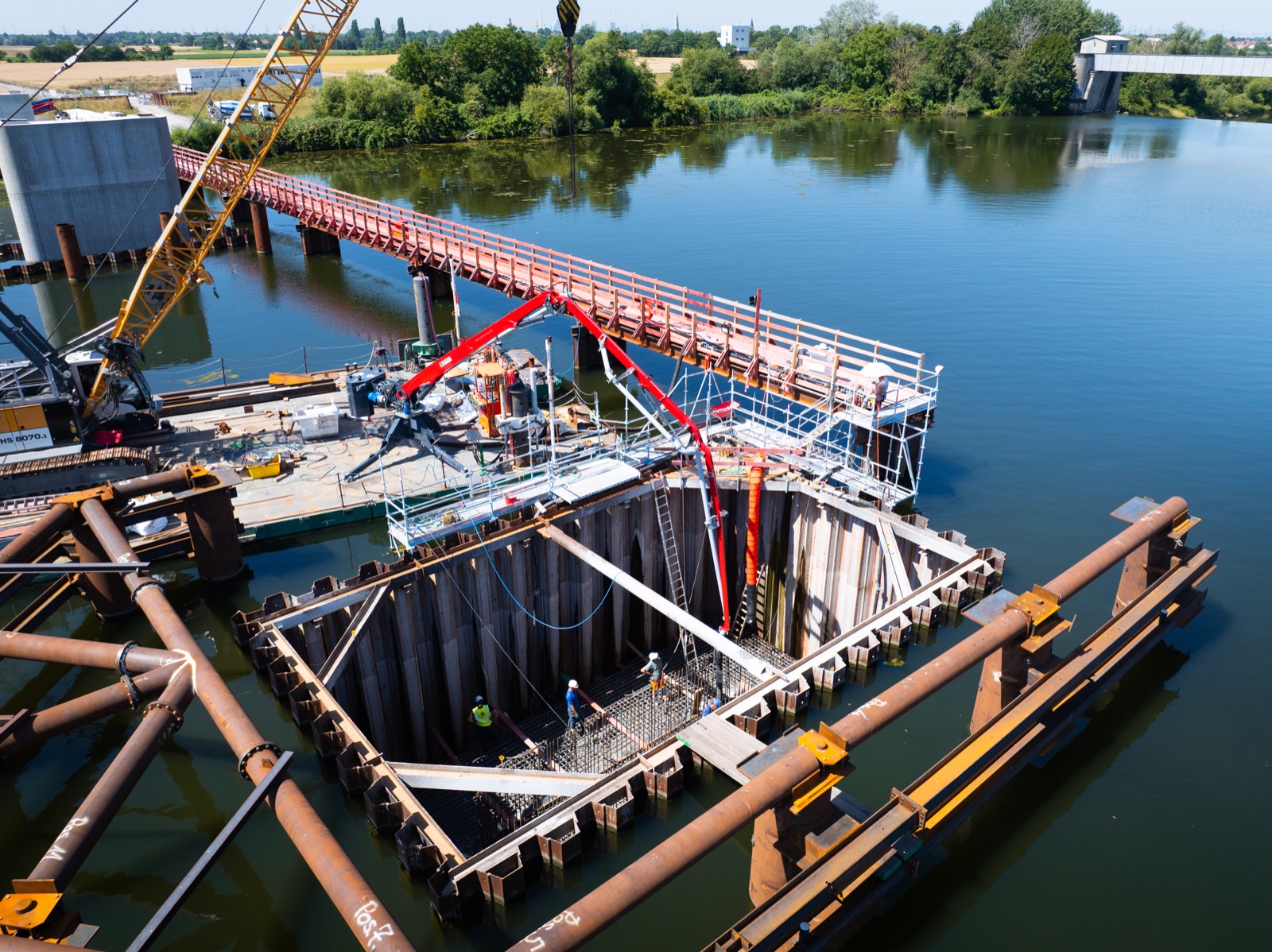 Betonpumpe beim Brückenbau Ladenburg–Neckarhausen