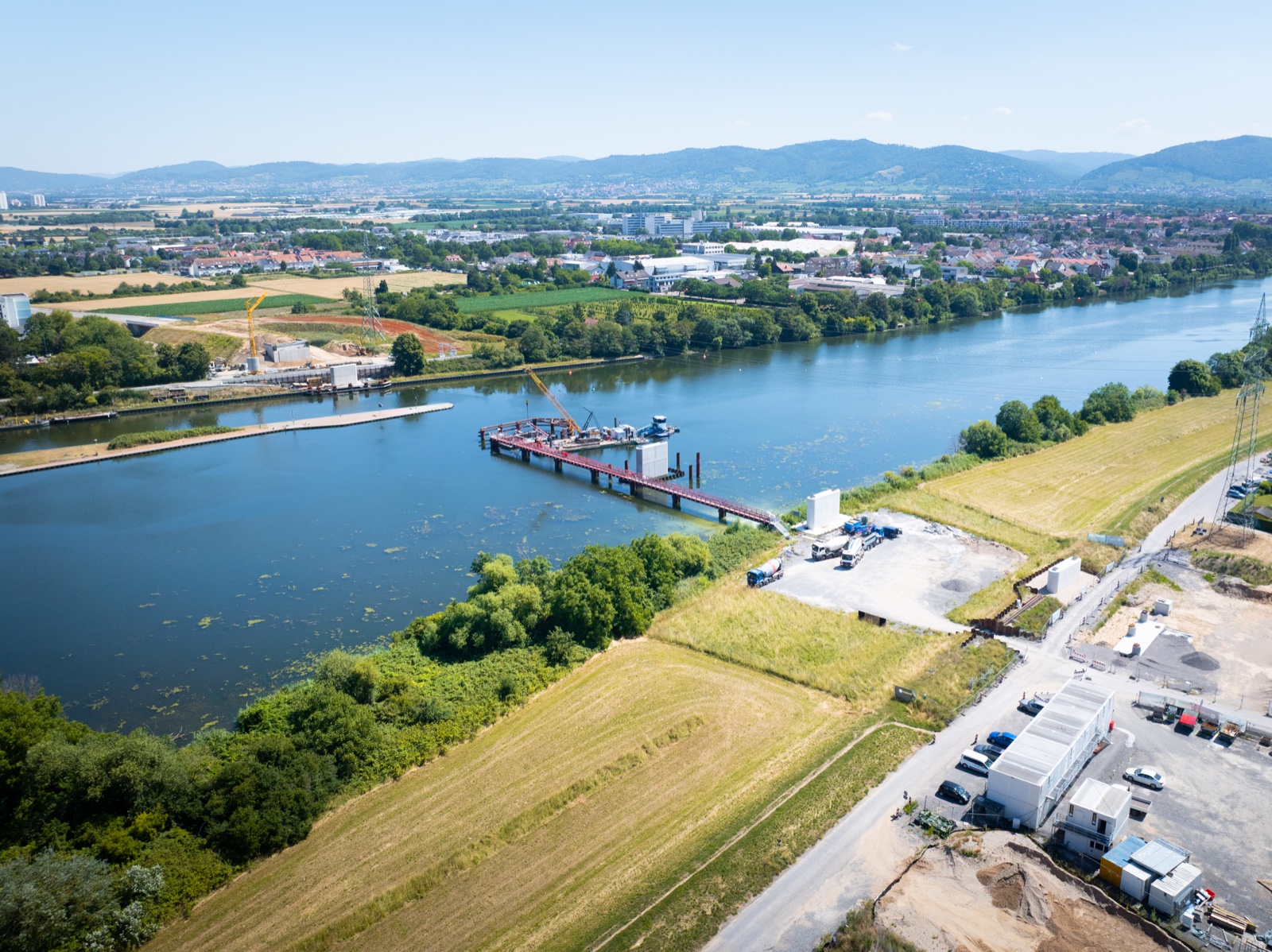 Brückenbaustelle im Neckar zwischen Ladenburg und Neckarhausen.